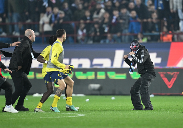 Fenerbahçeli Osayi Samuel, kendisine doğru koşan Trabzonsporlu taraftara yumruk attı