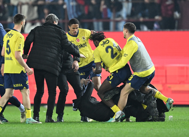 Fenerbahçeli Osayi Samuel, kendisine doğru koşan Trabzonsporlu taraftara yumruk attı