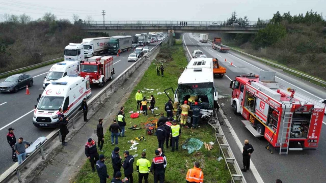 Düzce'de yolcu otobüsü tıra çarpıp refüje çıktı: 15 yaralı