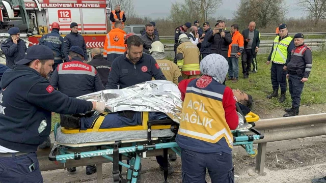 Düzce'de yolcu otobüsü tıra çarpıp refüje çıktı: 15 yaralı