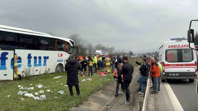 Düzce'de yolcu otobüsü tıra çarpıp refüje çıktı: 15 yaralı