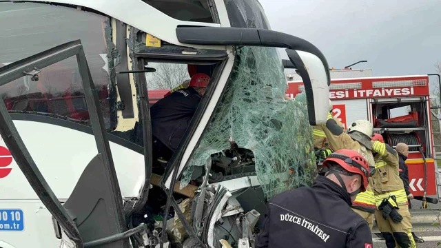 Düzce'de yolcu otobüsü tıra çarpıp refüje çıktı: 15 yaralı