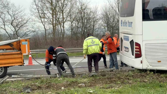 Düzce'de yolcu otobüsü tıra çarpıp refüje çıktı: 15 yaralı