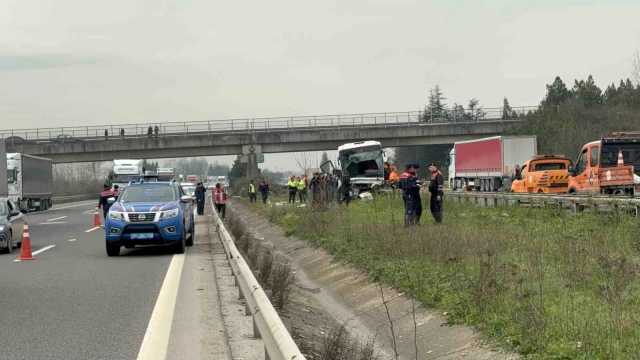 Düzce'de yolcu otobüsü tıra çarpıp refüje çıktı: 15 yaralı