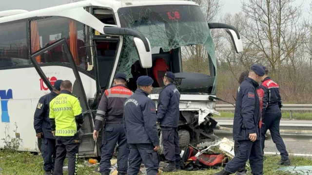 Düzce'de yolcu otobüsü tıra çarpıp refüje çıktı: 15 yaralı