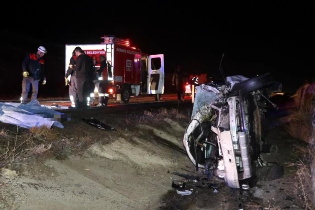 Takla atan araçtan kopan parçalar nedeniyle 2 otomobil çarpıştı: 3 ölü, 6 yaralı