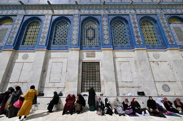 İsrail'in engellemelerine rağmen 80 bin Filistinli, ramazan ayının ilk cuma namazını Mescid-i Aksa'da kıldı