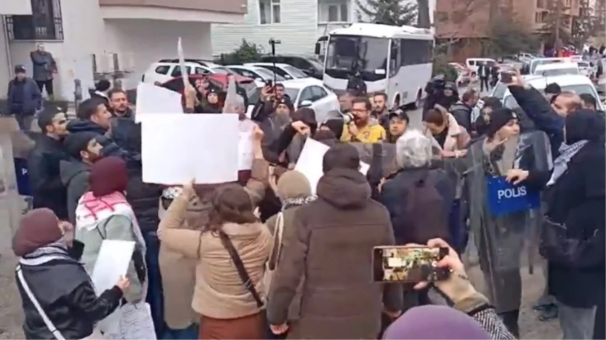 İsrail limanlarına gemi göndermekle itham edilen Limak Holding önünde protesto eylemi