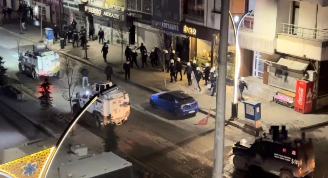 Mazbata krizinde protestolar Hakkari'ye sıçradı! Sokaklar savaş alanına döndü, esnaf kepenk kapattı