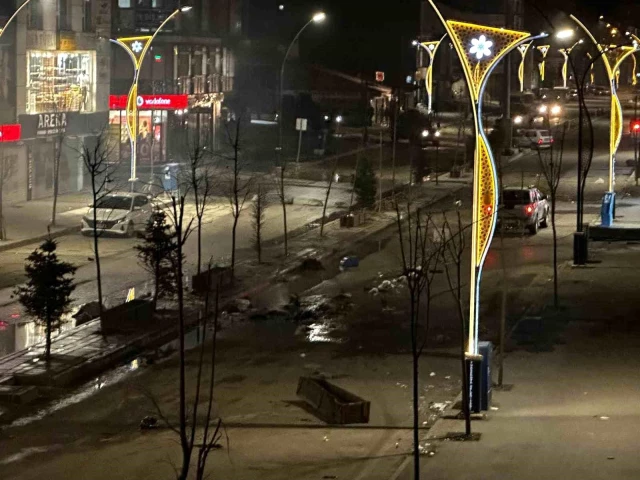 Mazbata krizinde protestolar Hakkari'ye sıçradı! Sokaklar savaş alanına döndü, esnaf kepenk kapattı