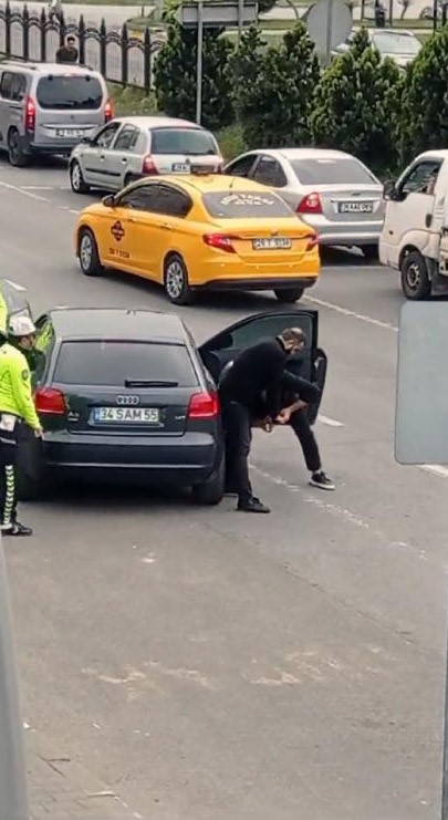 Alacak verecek meselesinde kan aktı: Tartıştığı kişiyi polislerin gözü önünde ayağından vurdu