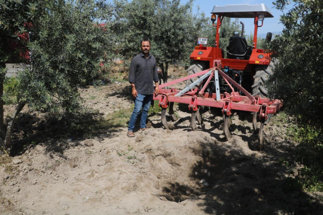 Bahçesini sürerken Bizans dönemine ait altın sikkeler buldu