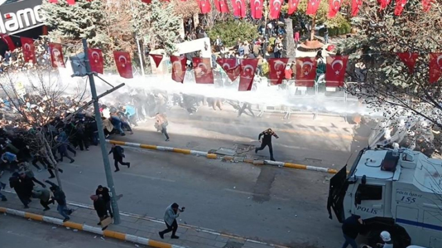 Van'da mazbata krizinin aşılmasından sonra protestolar, yerini sevinç gösterilerine bıraktı