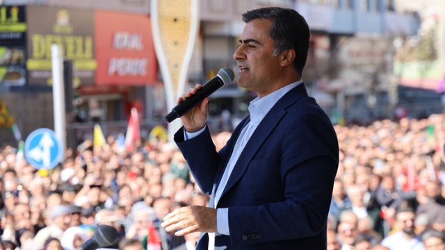 Van'da mazbata krizinin aşılmasından sonra protestolar, yerini sevinç gösterilerine bıraktı