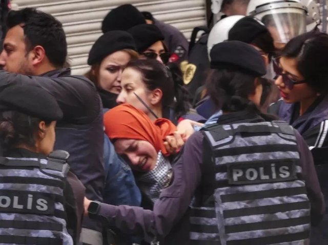 Beyoğlu'ndaki İsrail protestosuna ilişkin Bakan Yerlikaya'dan ilk açıklama: 2 emniyet görevlisi açığa alındı