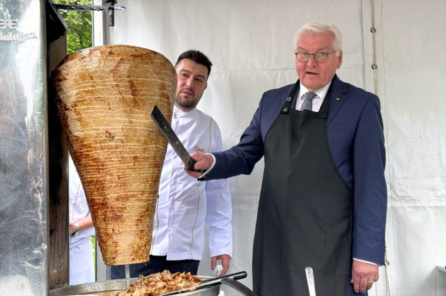 Almanya Cumhurbaşkanı Steinmeier, İstanbul ziyaretinde döner kesti