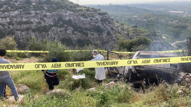 Mersin'de anne ve oğlu evde, baba ise aracında yanarak ölmüş halde bulundu