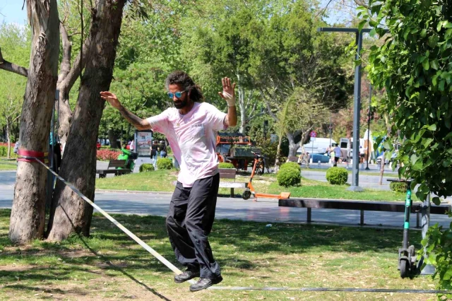 Dünyaca ünlü Konyaaltı Sahili'nde bayram yoğunluğu