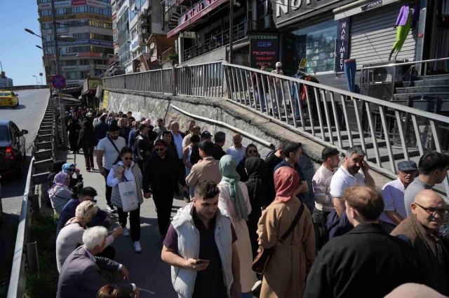 Fiyatı duyan sıraya girdi! İstanbul'da bayram öncesi ucuz baklava kuyruğu