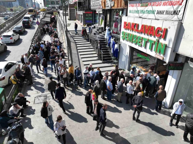 Fiyatı duyan sıraya girdi! İstanbul'da bayram öncesi ucuz baklava kuyruğu