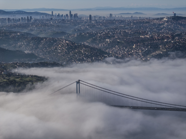 Boğaz bir anda gözden kayboldu! İstanbul'da film karesi gibi anlar