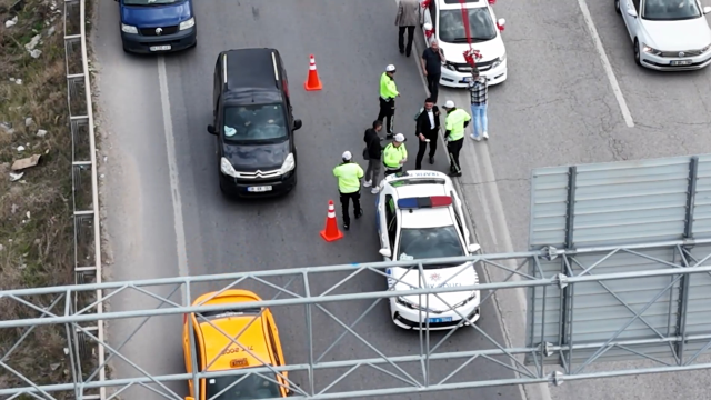 Kırıkkale'de kural ihlali yapan sürücü polisleri tehdit etti: Bakanlık personeliyim