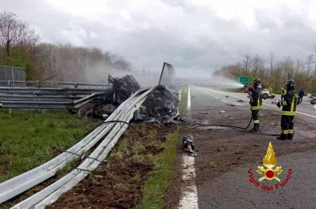 21 yaşındaki model ve sevgilisi kaza yaptıkları otomobilin içinde yanarak öldü