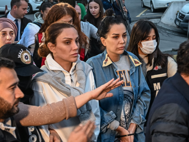 Duruşma sonrası Dilan Polat'ın arkadaşları tarafından yüzüne tükürülen Banu Parlak: Adliyeden etten bir polis duvarıyla çıktım