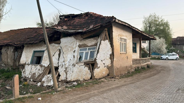 Tokat'ta 5.6'lık depremin izleri gün ağarınca ortaya çıktı