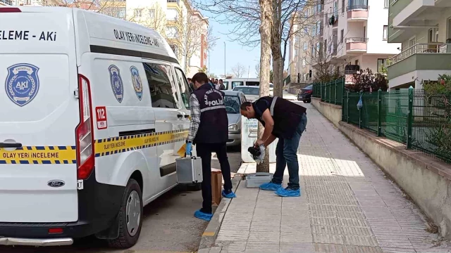 Cezaevi firarisi, eşini öldürmek için gittiği evde polisi görünce kendini vurdu