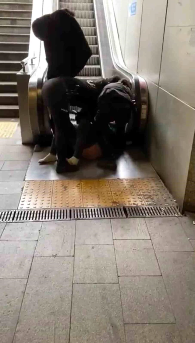 İstanbul'da akılalmaz olay! Metroda polise yakalanan kadın soyundu