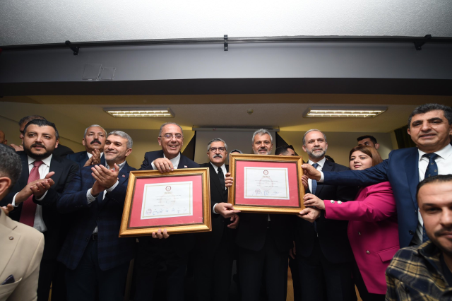 AK Parti ile CHP arasında Hatay krizi! İtiraz süreci devam ederken mazbata Mehmet Öntürk'e verildi