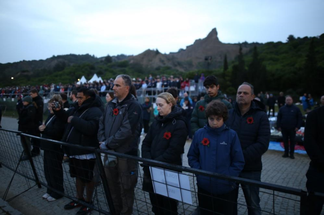 Anzaklar Çanakkale'de 'Şafak Ayini' ile atalarını andı! Atatürk'ün mektubu okundu