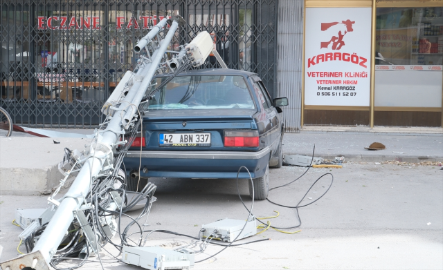 Türkiye fırtınaya teslim! Çatılar uçtu, minareler devrildi