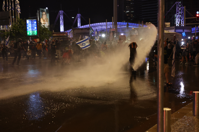 İsrail'de sokaklar alev alev! Netanyahu'nun yanı başına kadar giren göstericilerin iki isteği var