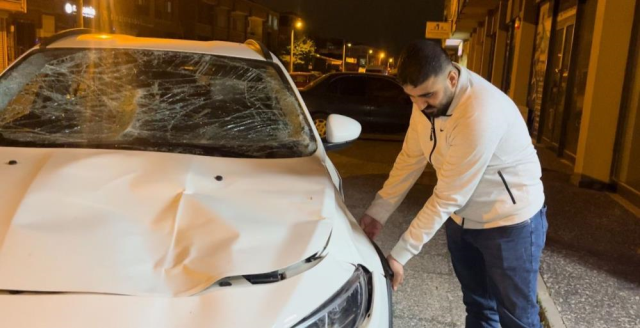 Seyir halindeki otomobile at çarptı! Başıboş hayvan, aracı hurdaya çevirdi