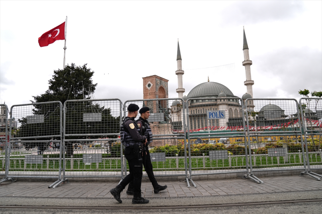 İstanbul'da 1 Mayıs alarmı! CHP ve DİSK'in çağrısı sonrası Taksim'e çıkan yollar kapatıldı