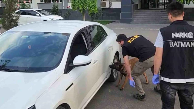 Polisten kaçan araç tarlaya uçtu! İçinden binlerce uyuşturucu hap çıktı